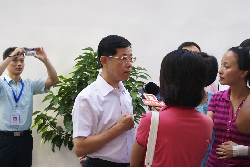 图为市委副书记,政法委书记陈炳发接受记者采访